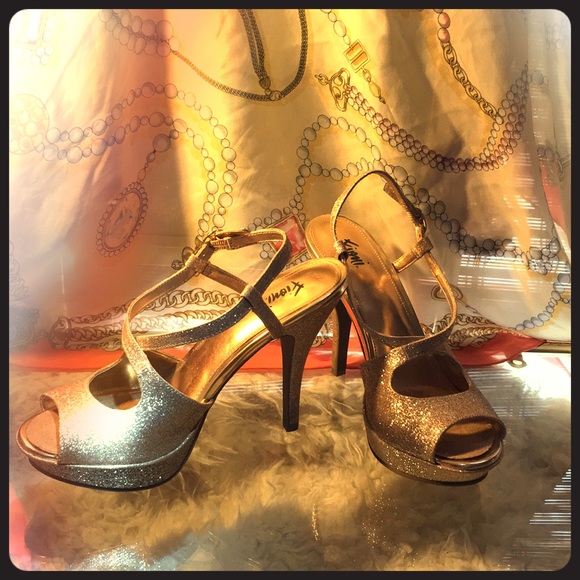 Shoes - Sexy gold sparkling pumps.